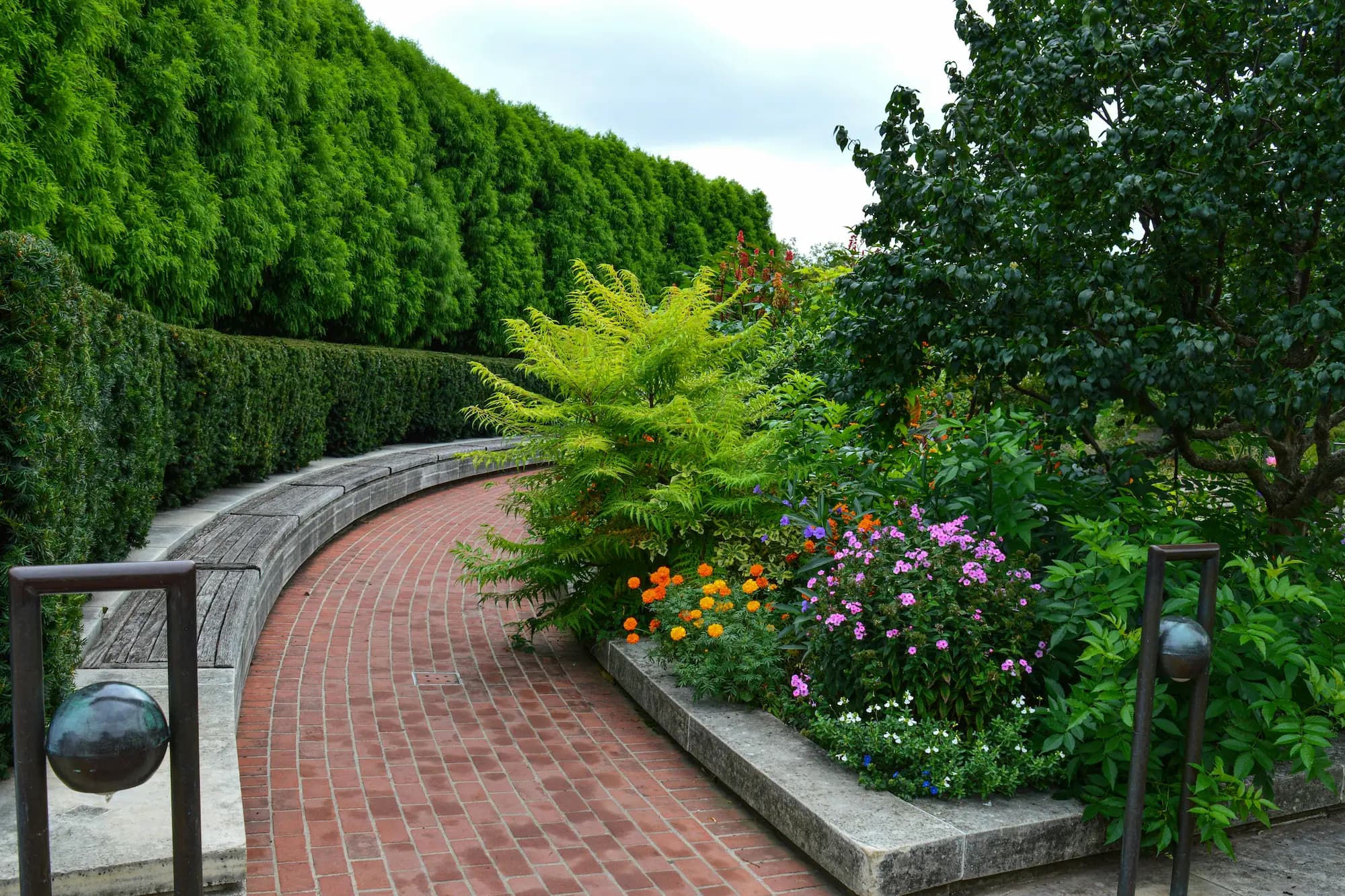 Aménagement paysager d'un jardin avec massifs et circulations